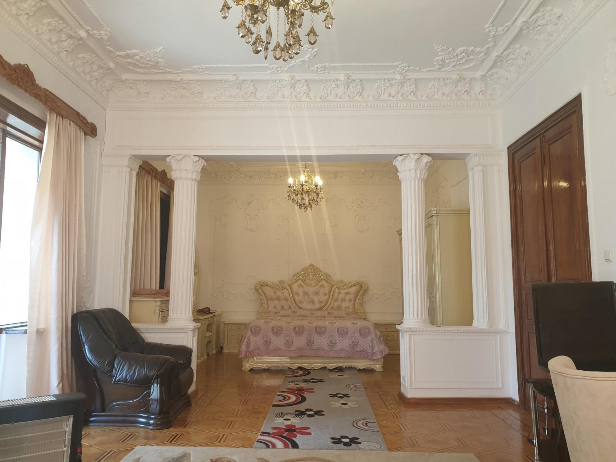 Hotel Royal Koetaisi Buitenkant foto